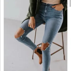 FREE PEOPLE | High Rise Busted Knee Skinny Jeans Size 31R
