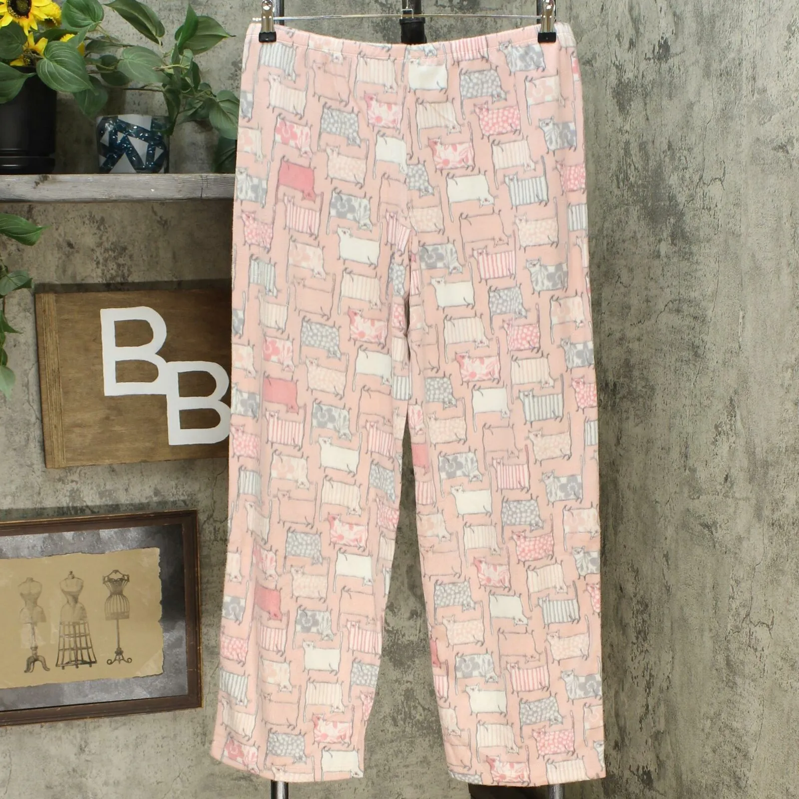 HUE Women's 2 Piece Whimsical Print Pajama Set With Socks