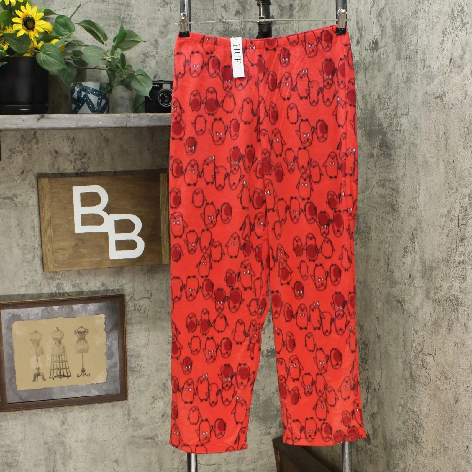 HUE Women's 2 Piece Whimsical Print Pajama Set With Socks