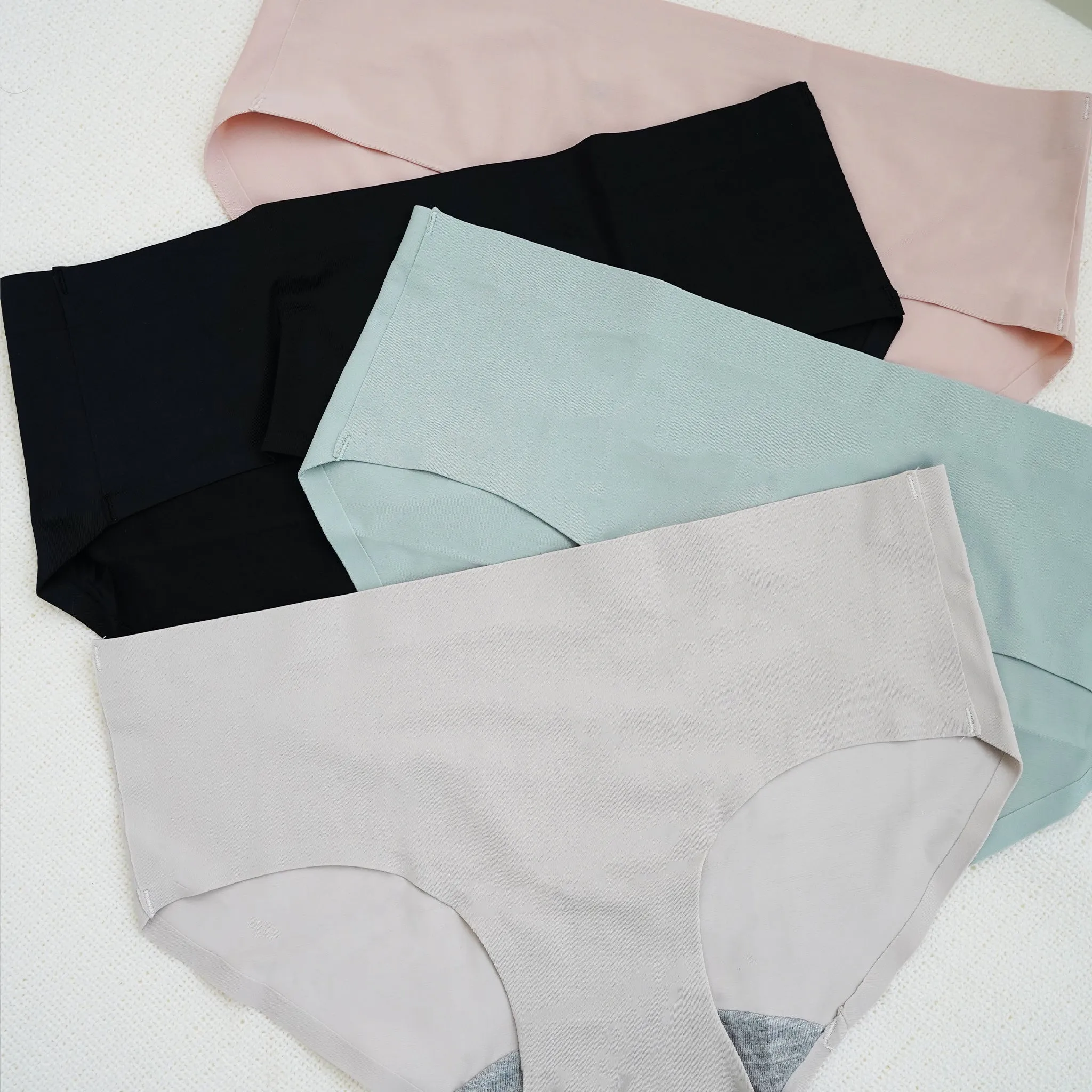Oomph! Classic Mid-Rise Seamless Cheekie in Black