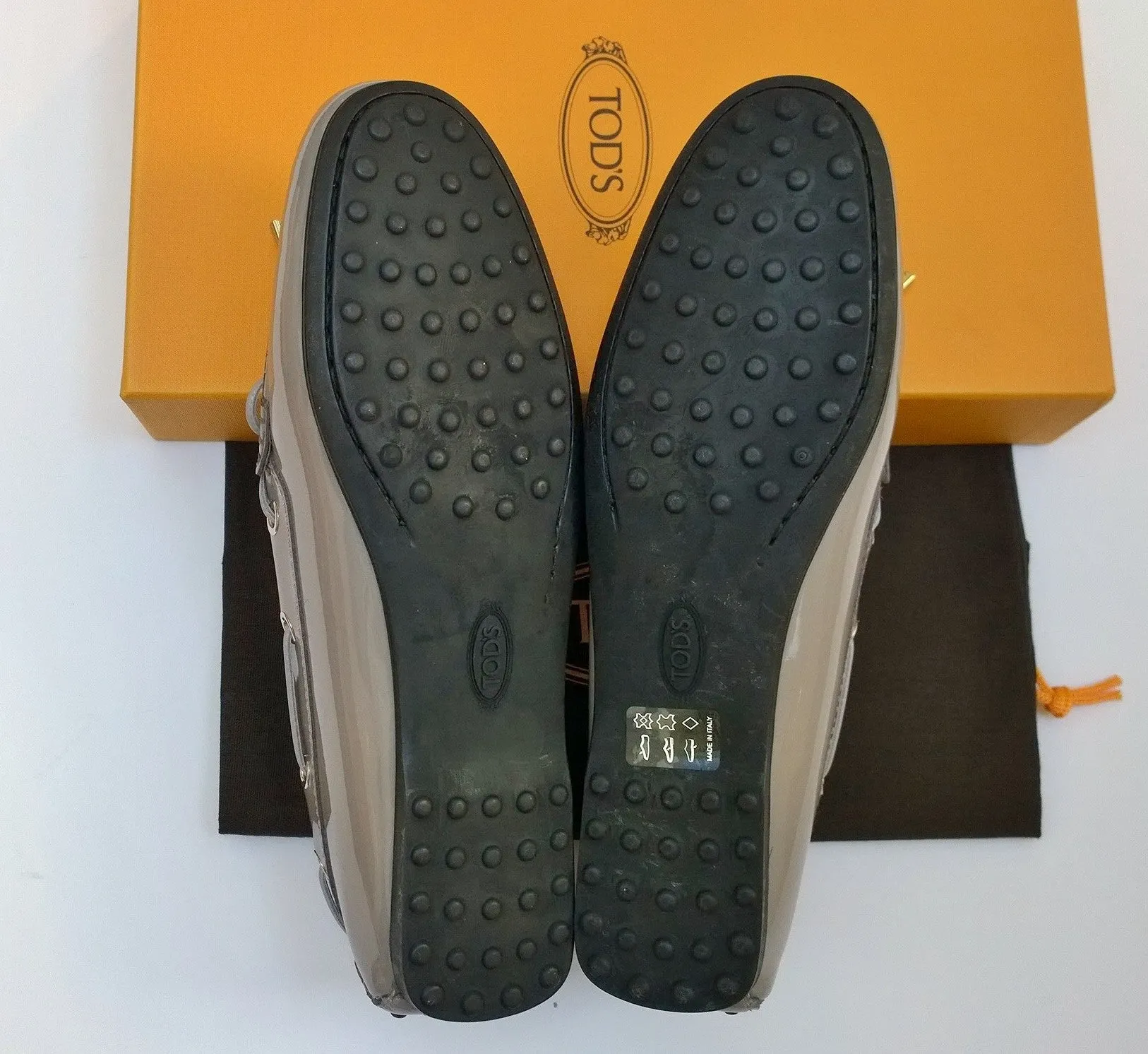 Tod's Loafers in Warm Gray Patent Leather Glasse Flat Shoes Gommino