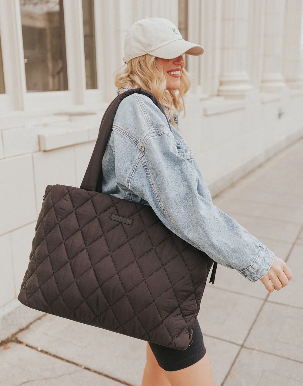 Tote It Black