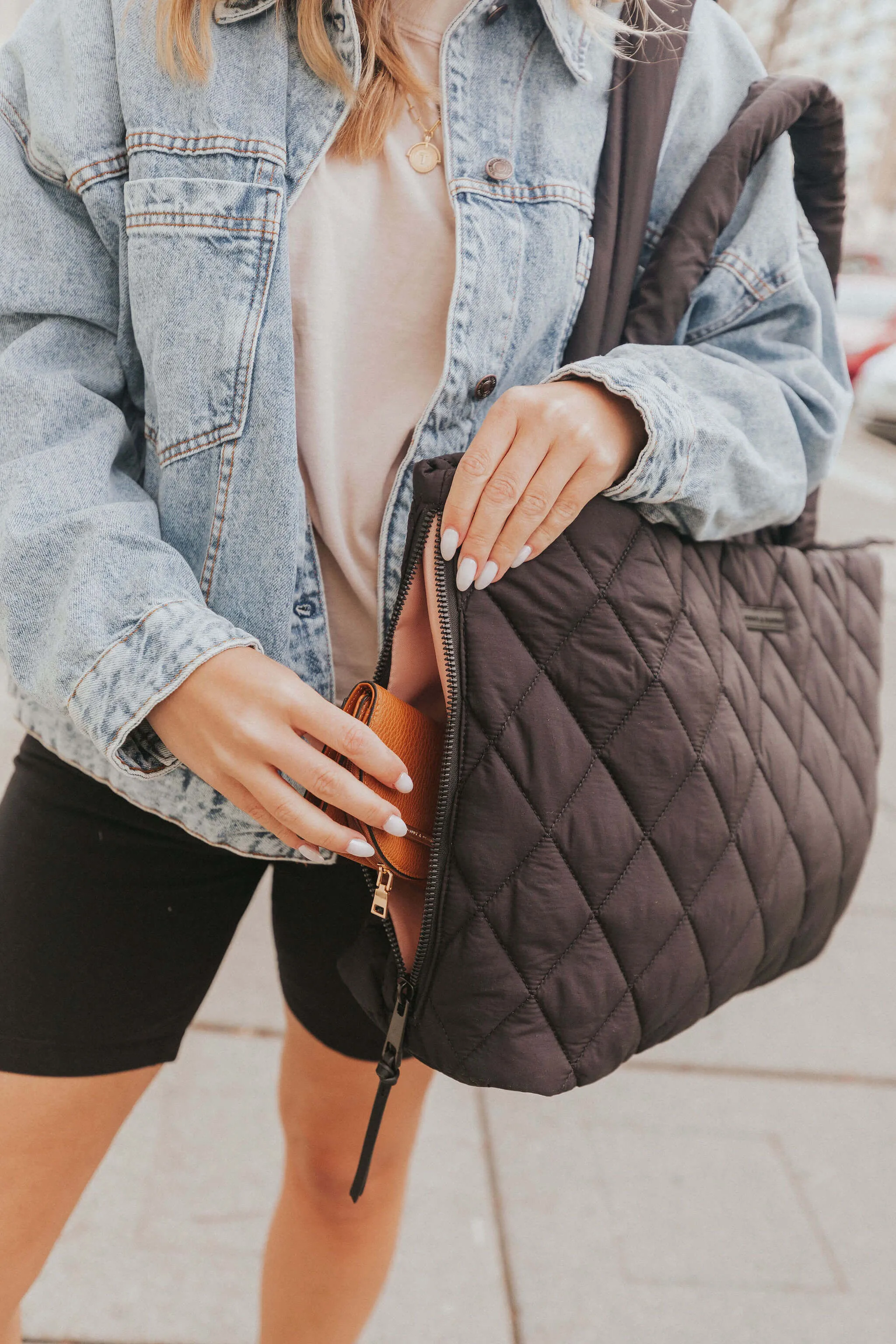 Tote It Black