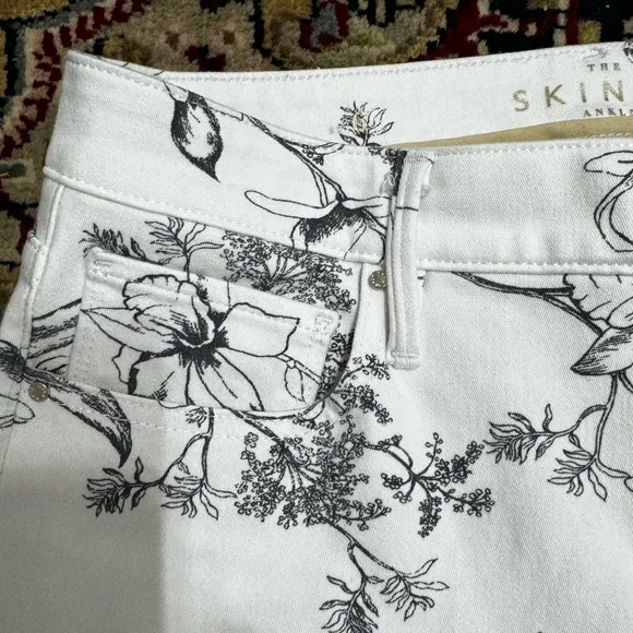 WHBM the skinny ankle jeans, size 6. Excellent condition, black floral print