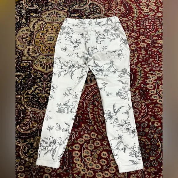 WHBM the skinny ankle jeans, size 6. Excellent condition, black floral print