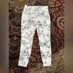 WHBM the skinny ankle jeans, size 6. Excellent condition, black floral print