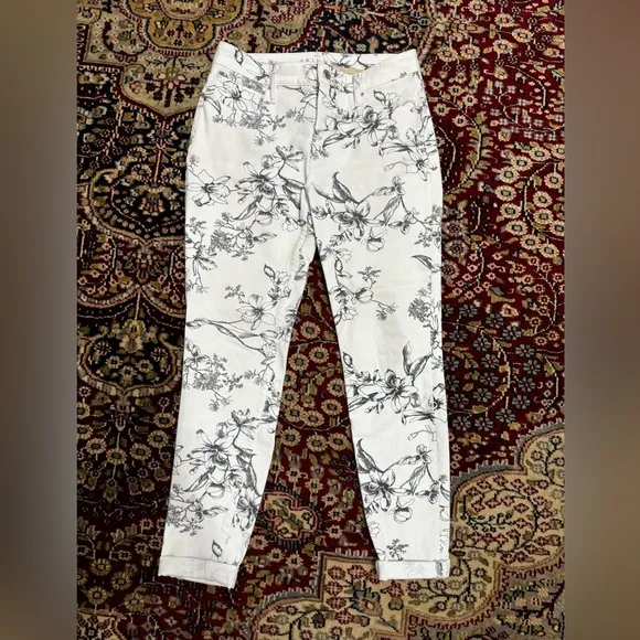WHBM the skinny ankle jeans, size 6. Excellent condition, black floral print